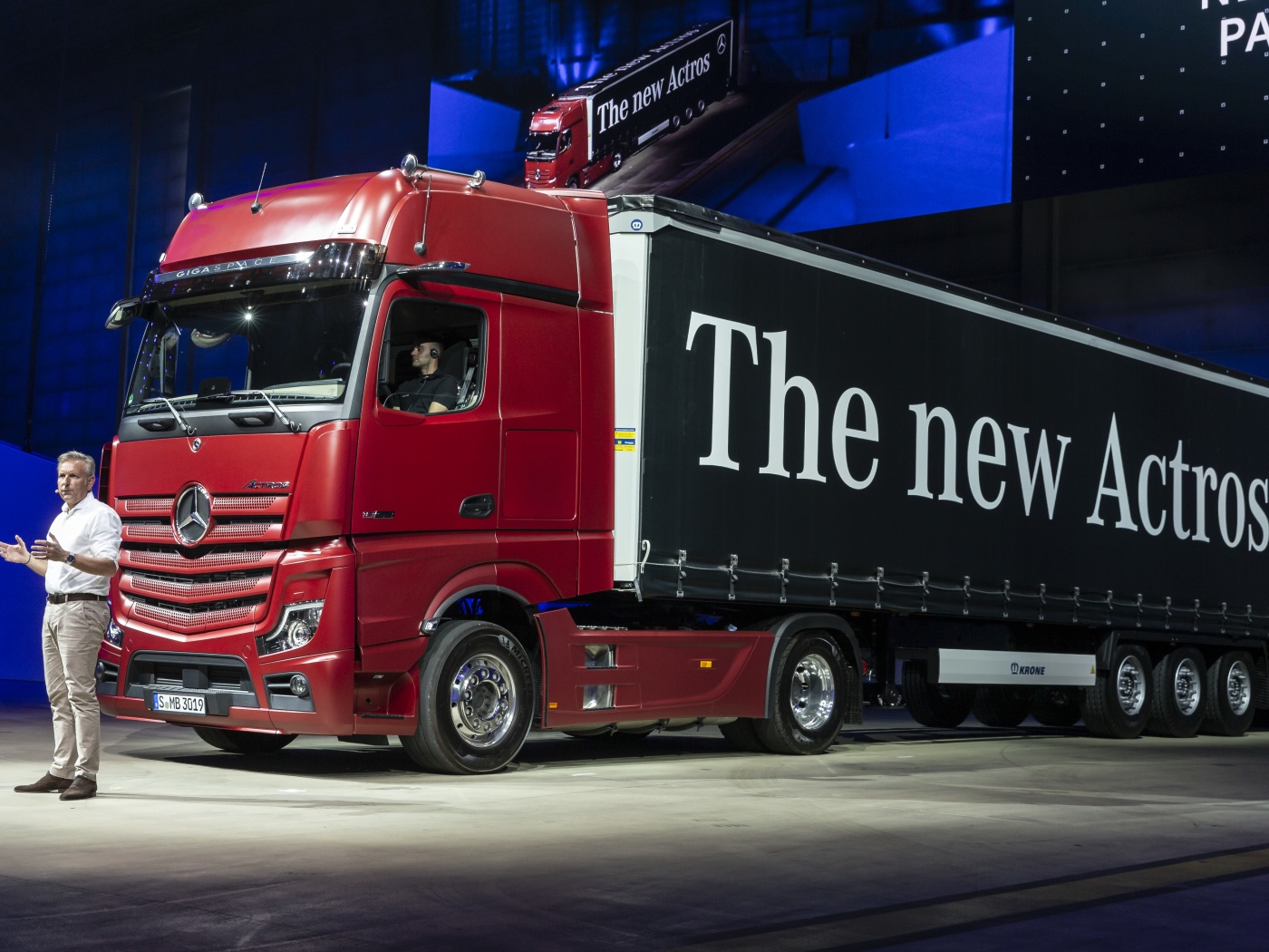 Slideshow Bild - Der neue Actros, vorgestellt von Stefan Buchner, Mitglied des Bereichsvorstandes Daimler Trucks & Leiter Mercedes-Benz Lkw.